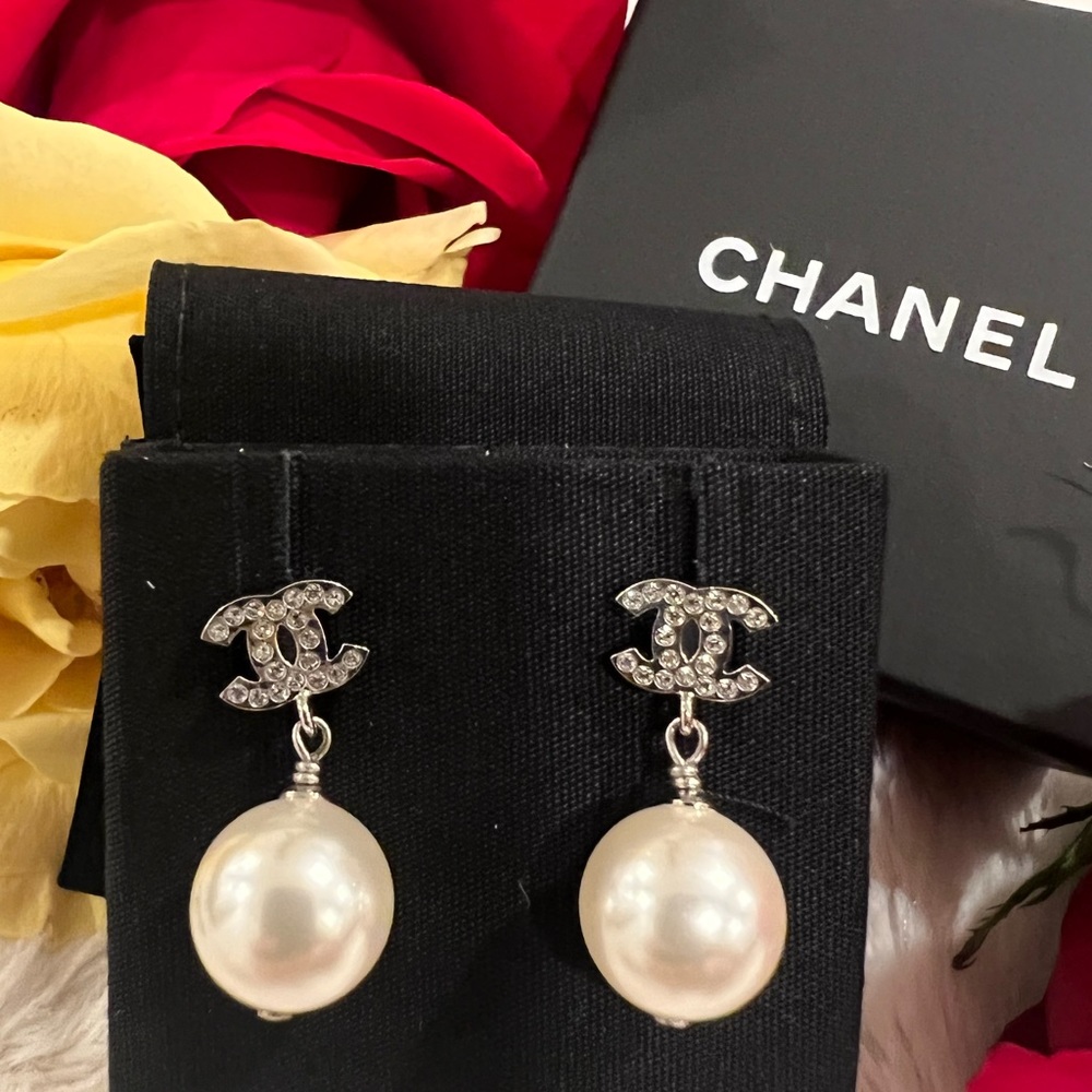 AUTH 2022 Chanel Drop Pearl Earring